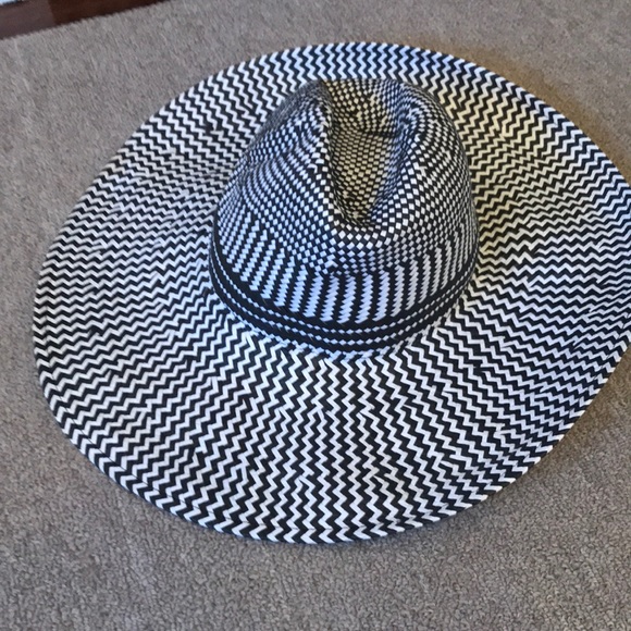 Straw hat - Picture 1 of 3